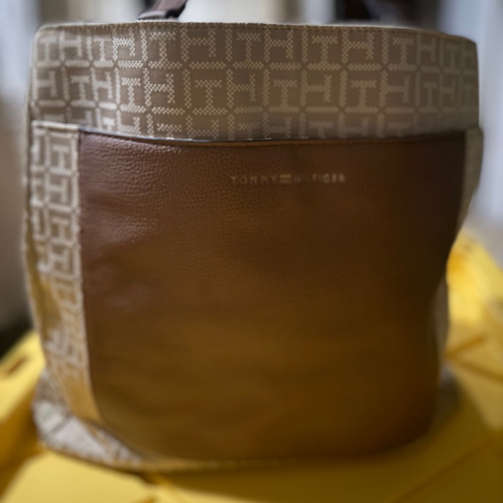 Tommy Hilfiger Men's Brown and Cream tote